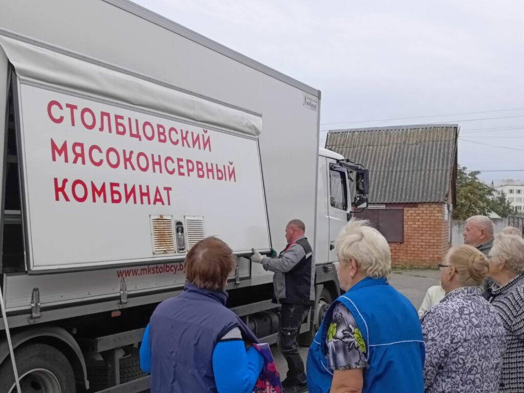 Почему жители Узды занимают очередь за продуктами Столбцовского мясокомбината с 6 утра