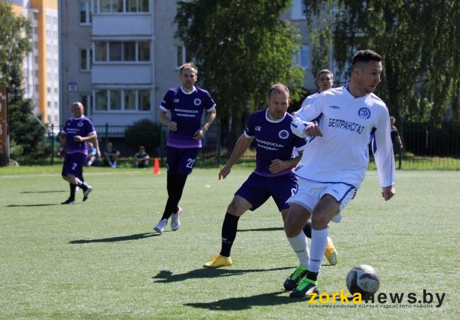 футбол матч игроки стадион поле мяч пас бег форма защита команда соревнование лето солнце трава движение динамика атака спорт