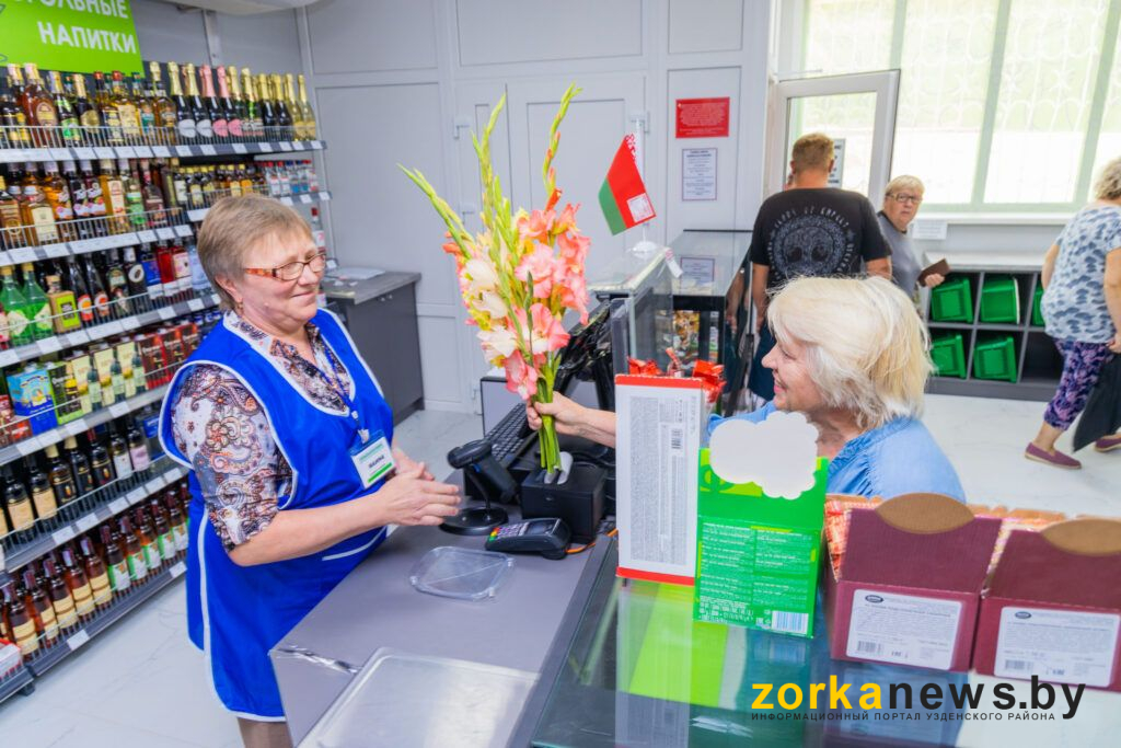 Подарок к «Дожинкам»: после капремонта в Кухтичах Копыльское райпо открыло магазин