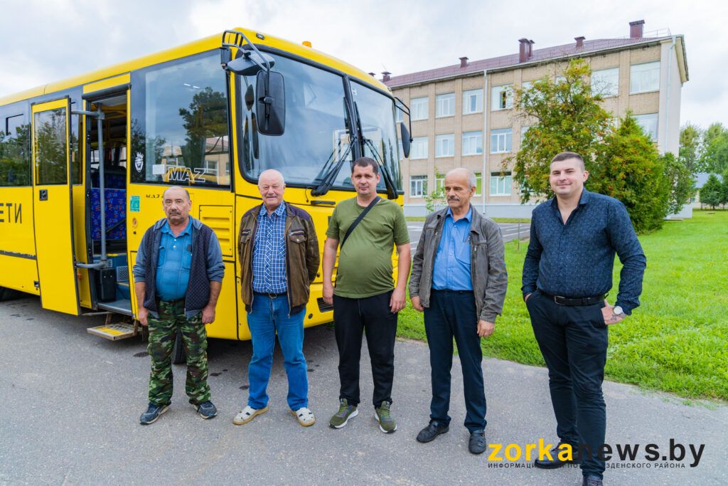 мужчины автобус желтый маз школа здание водители рубашка куртка джинсы брюки камуфляж асфальт газон деревья окна небо облака двери