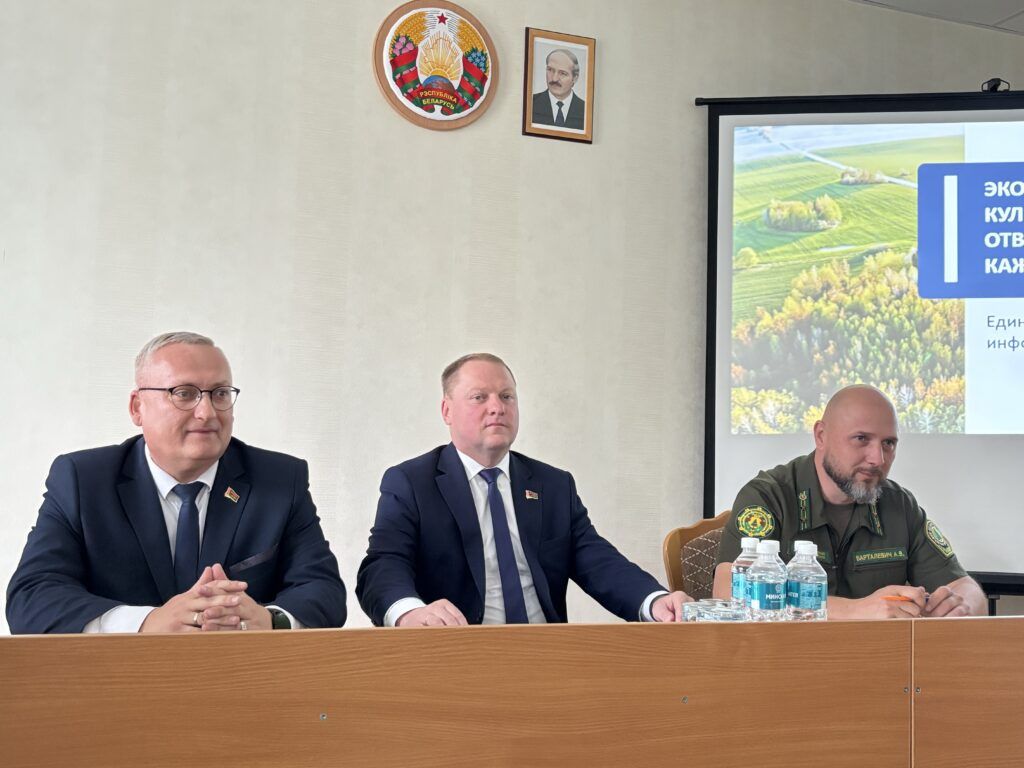 Вода и золотарник выше человека. Что еще обсуждали с главой района работники Узденского лесхоза