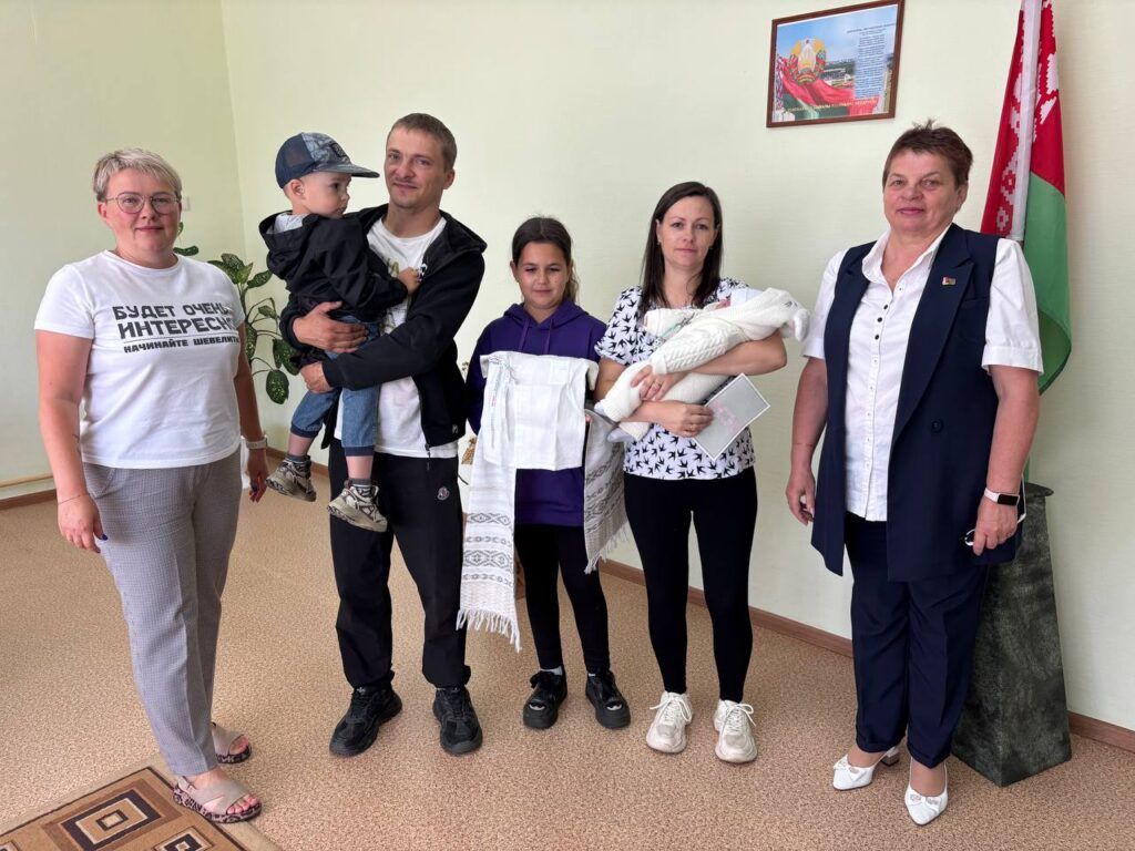 «Бацькаву кашулю» вручили многодетной семье из Хотлян