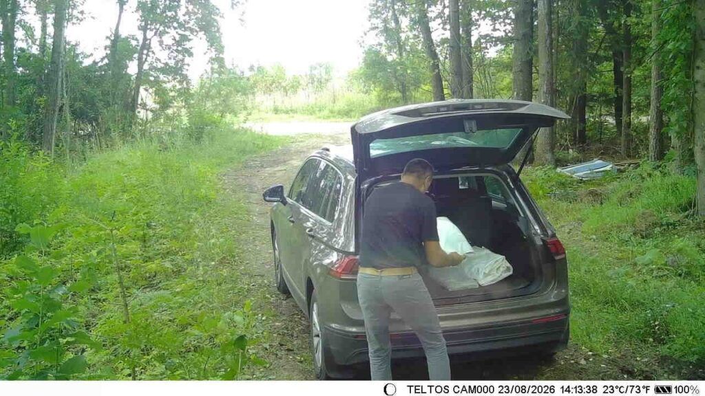 Штраф 135 рублей за мусор в лесу: фотоловушка в Узденском районе поймала нарушителя
