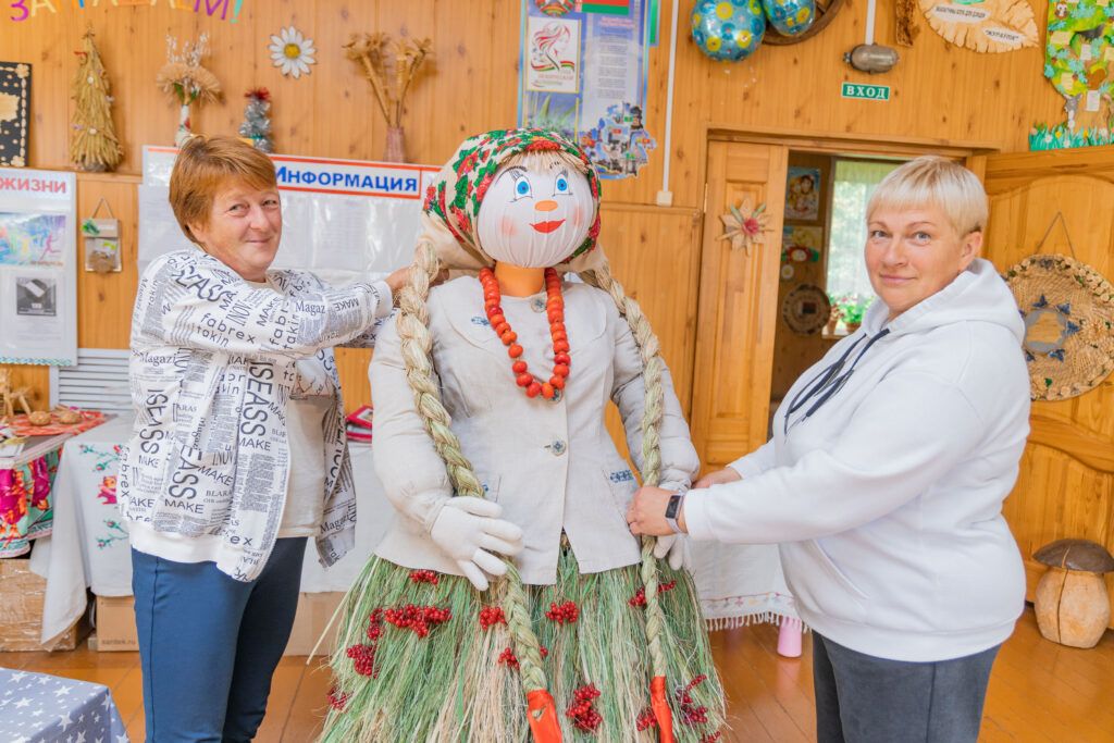 «Белорусочка» из камыша и калины: мастерицы из Лошанского СДК покорили «Дажынкі»