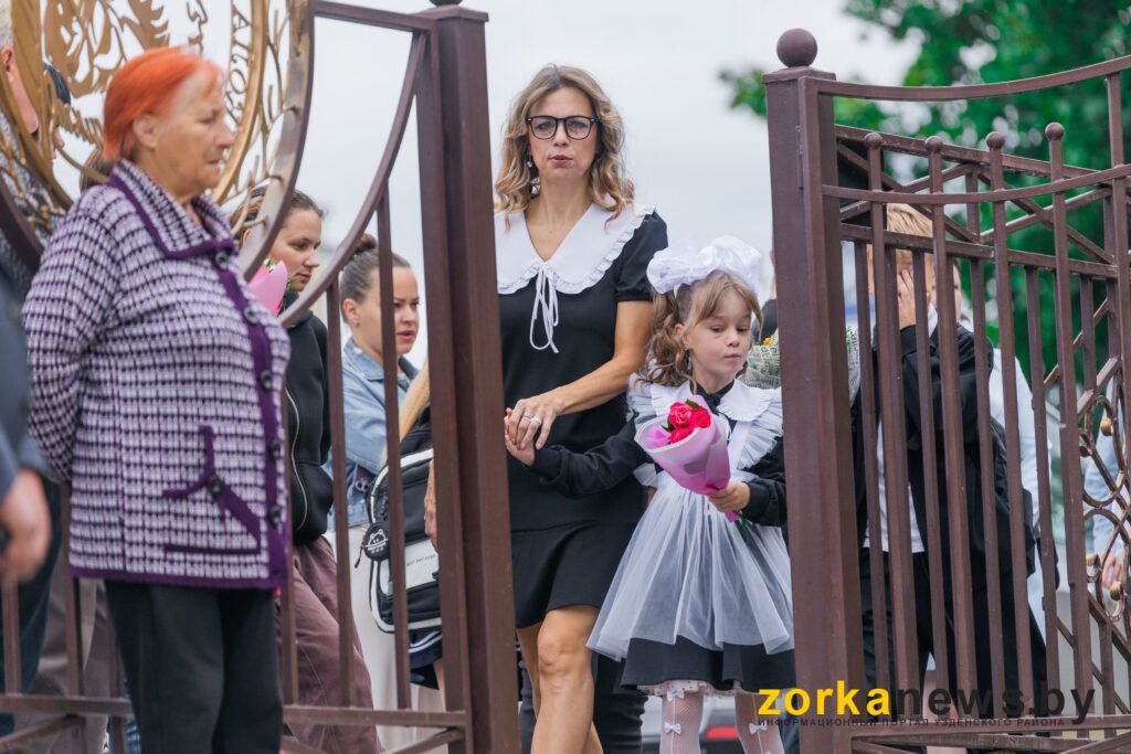 мама ведет дочку в школу