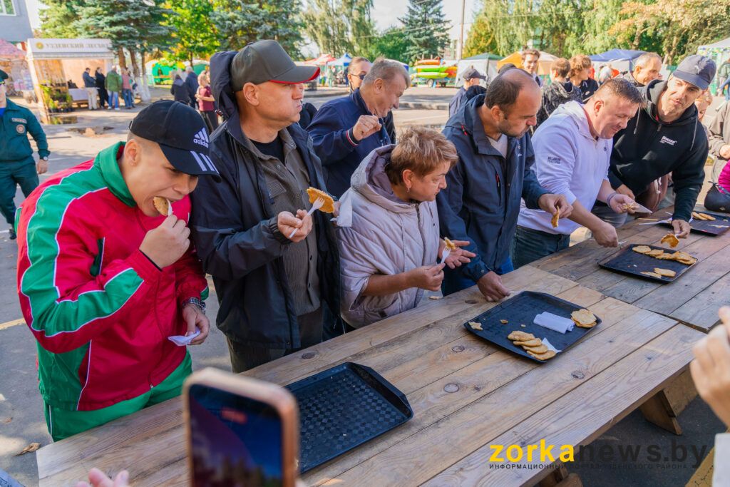 участники конкурса едят драники