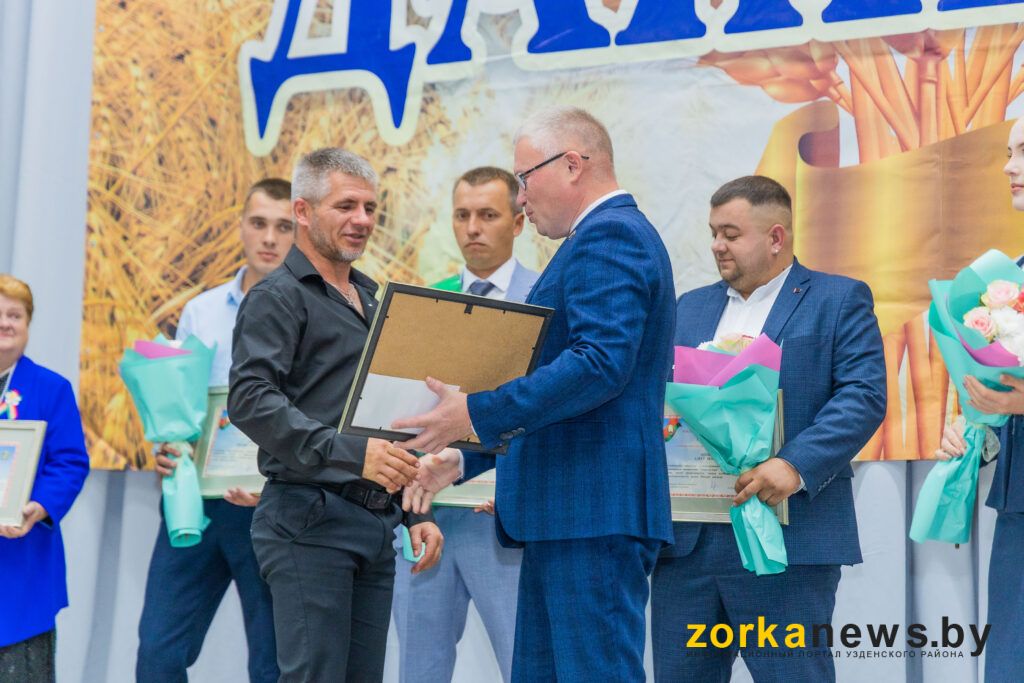 Ильясевич награждает