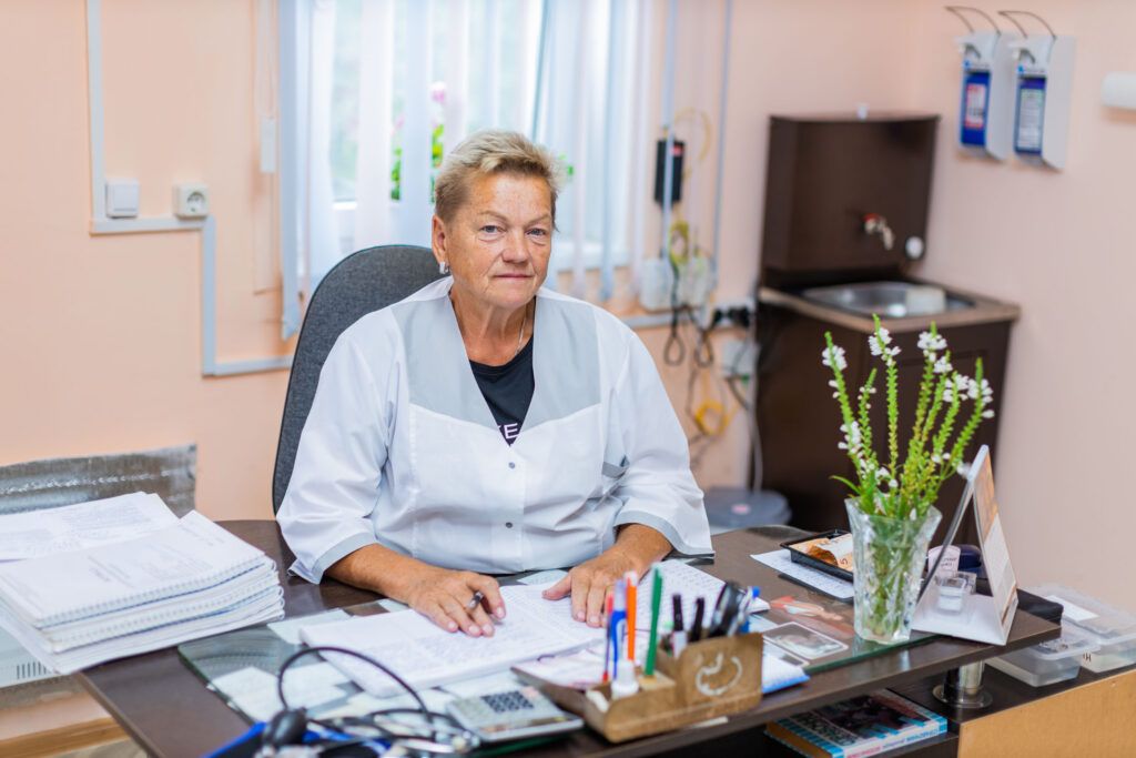 На скутере к пациентам. Чем наполнены будни медика из Любячи