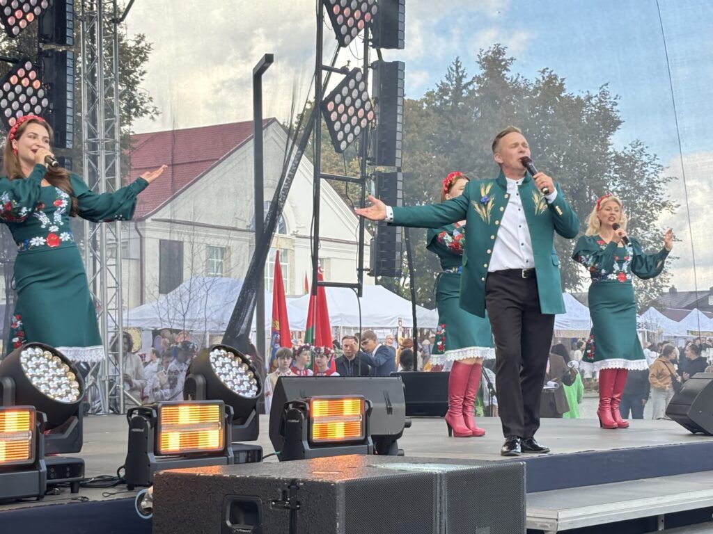 сцена Дажинки