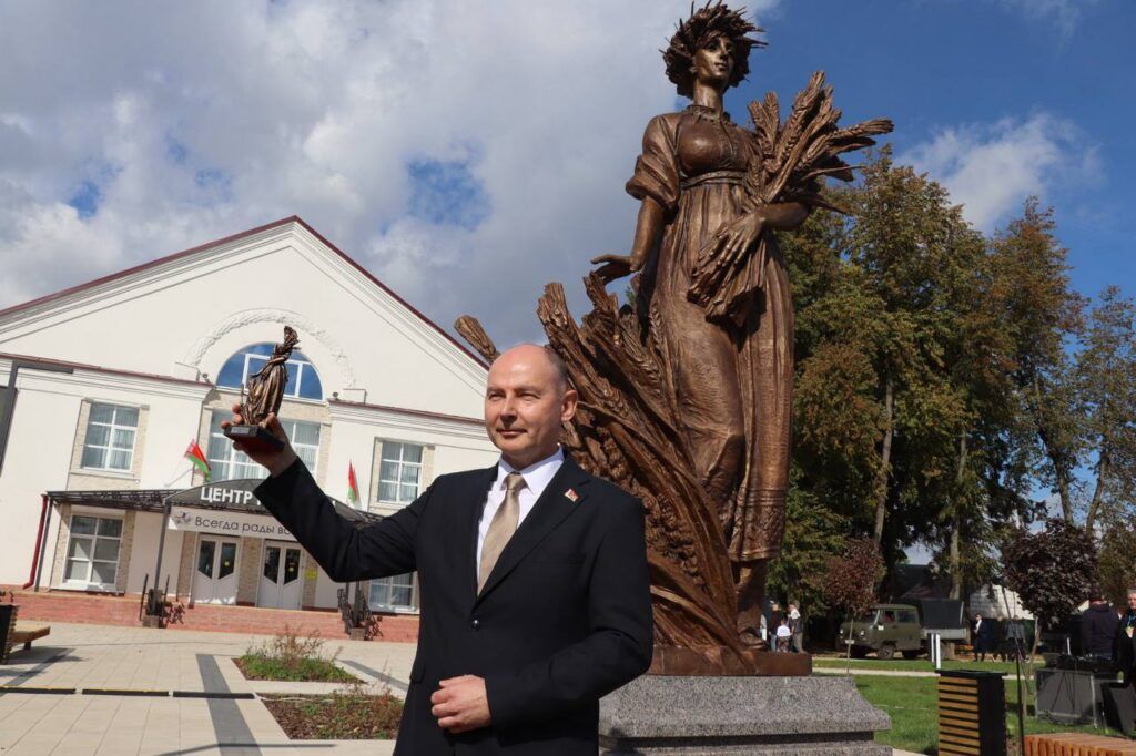 Кушнаренко на открытии памятника