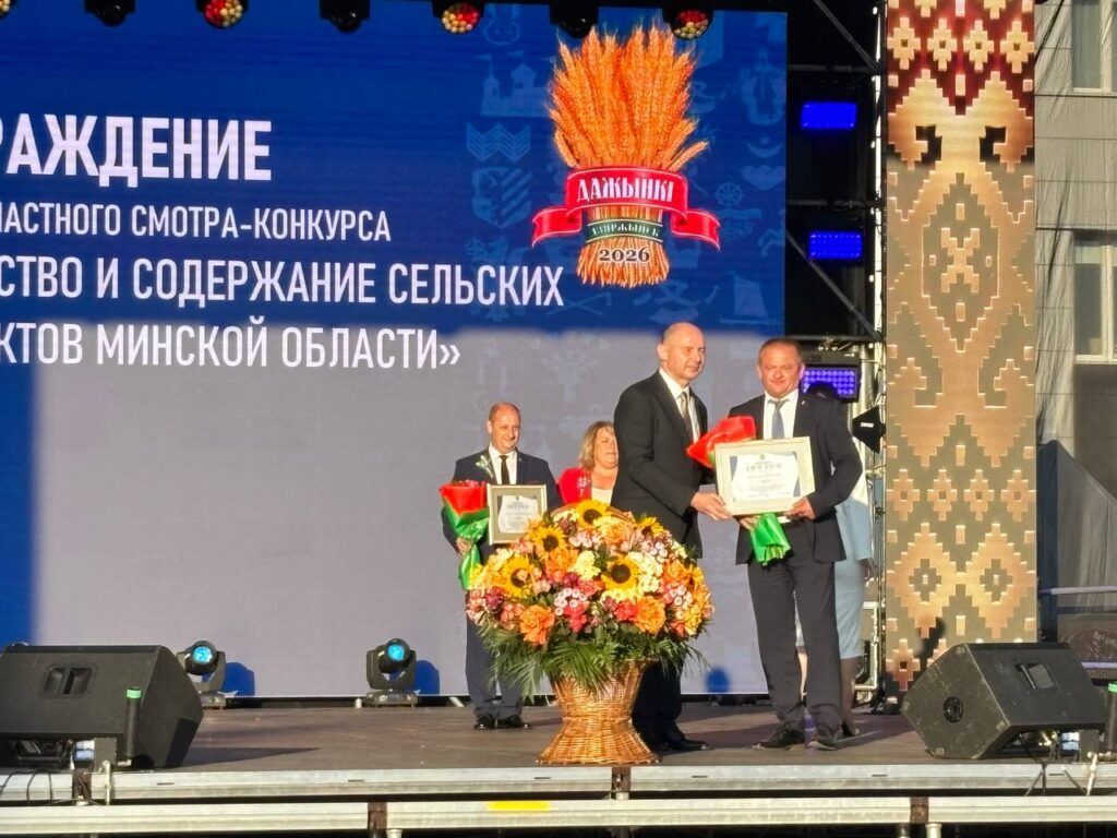 Кушнаренко награждает Балтенкова