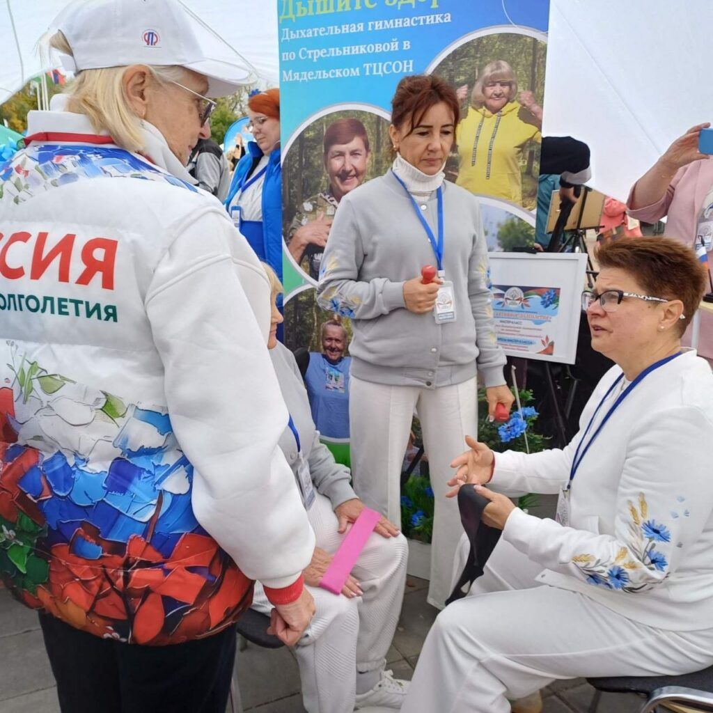 Лилия Плахова проводит оздоровительную гимнастику