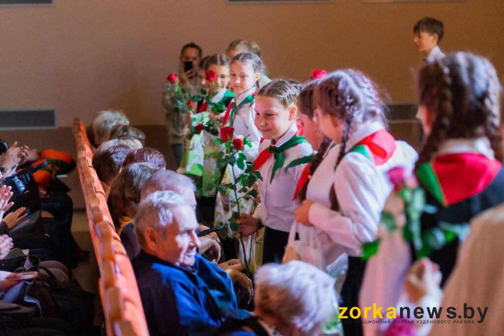 дети поздравляют