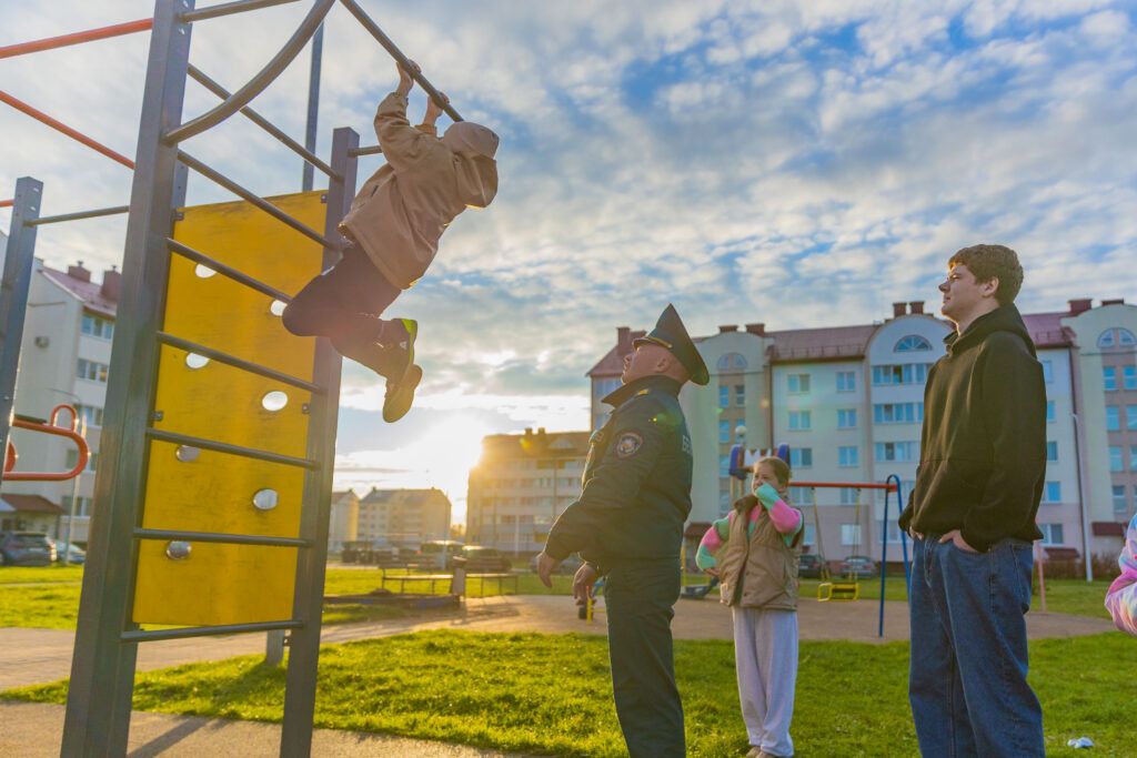 на детской площадке