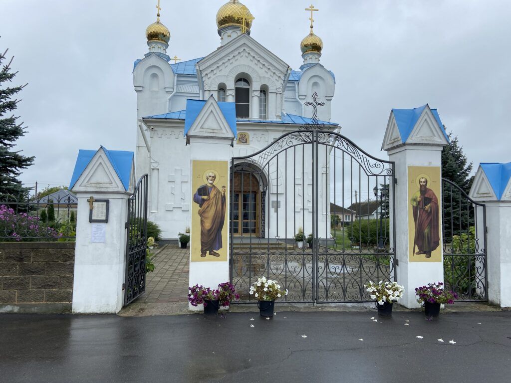 Храм в Узде ищет мастеров для ремонта приходского дома