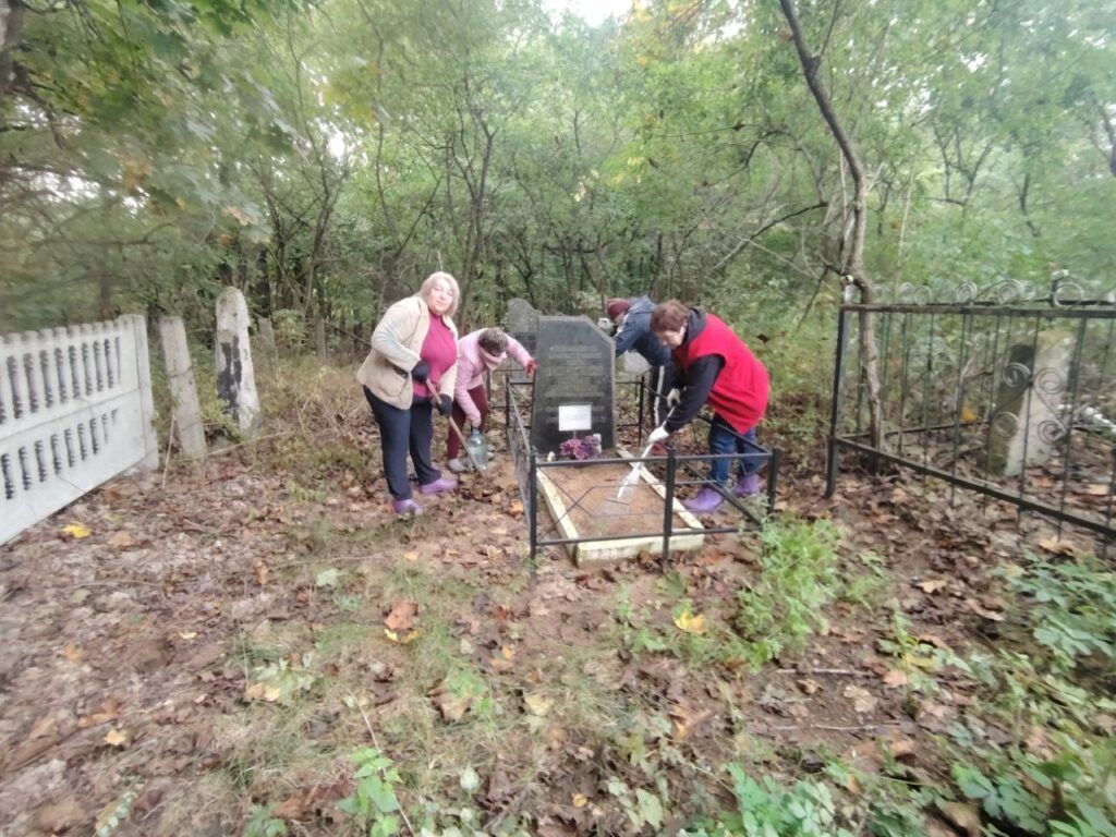 Сотрудники Узденского сельисполкома благоустроили воинские захоронения на кладбище в Свиталовке