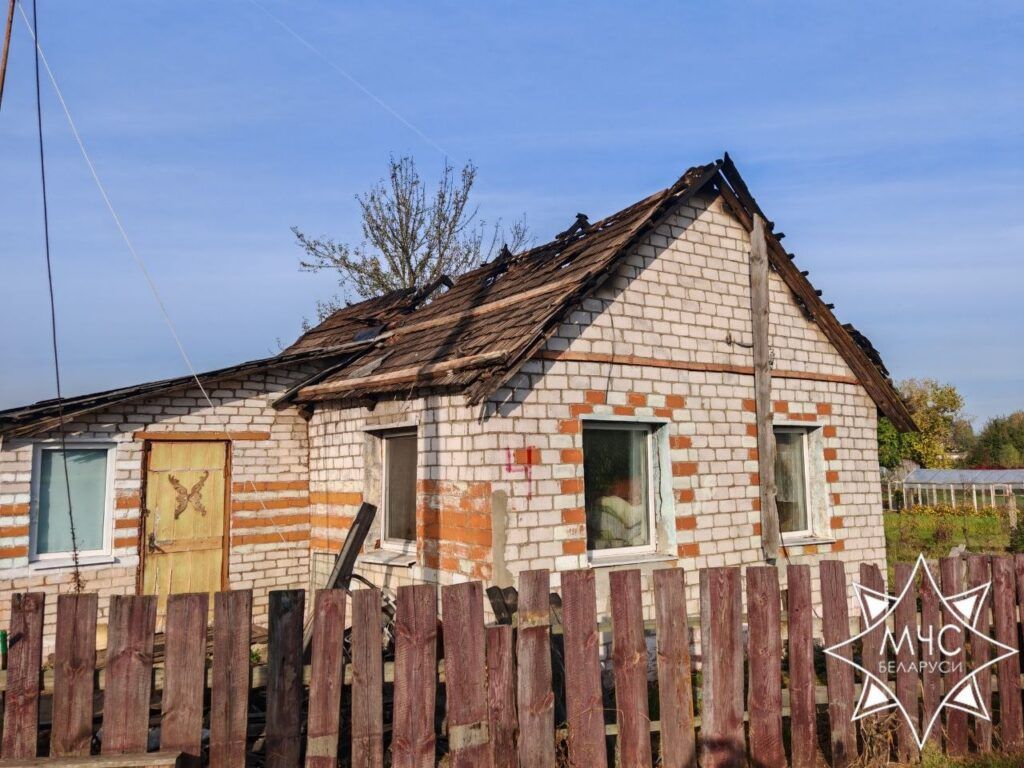 Розжиг печи бензином закончился ожогами: пожар в деревне Стальбовщина