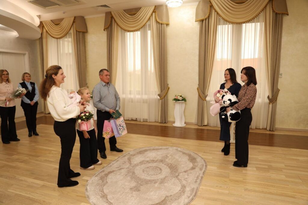 коллеги поздравляют