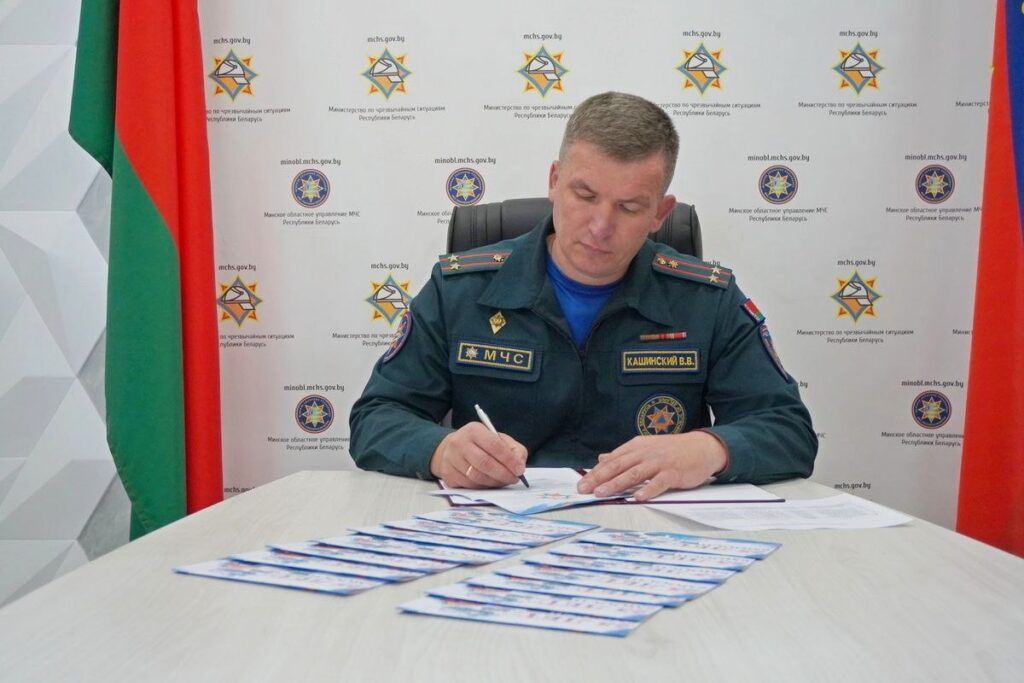 Не только грамоты: за что начальник Узденского РОЧС написал письма родителям школьников