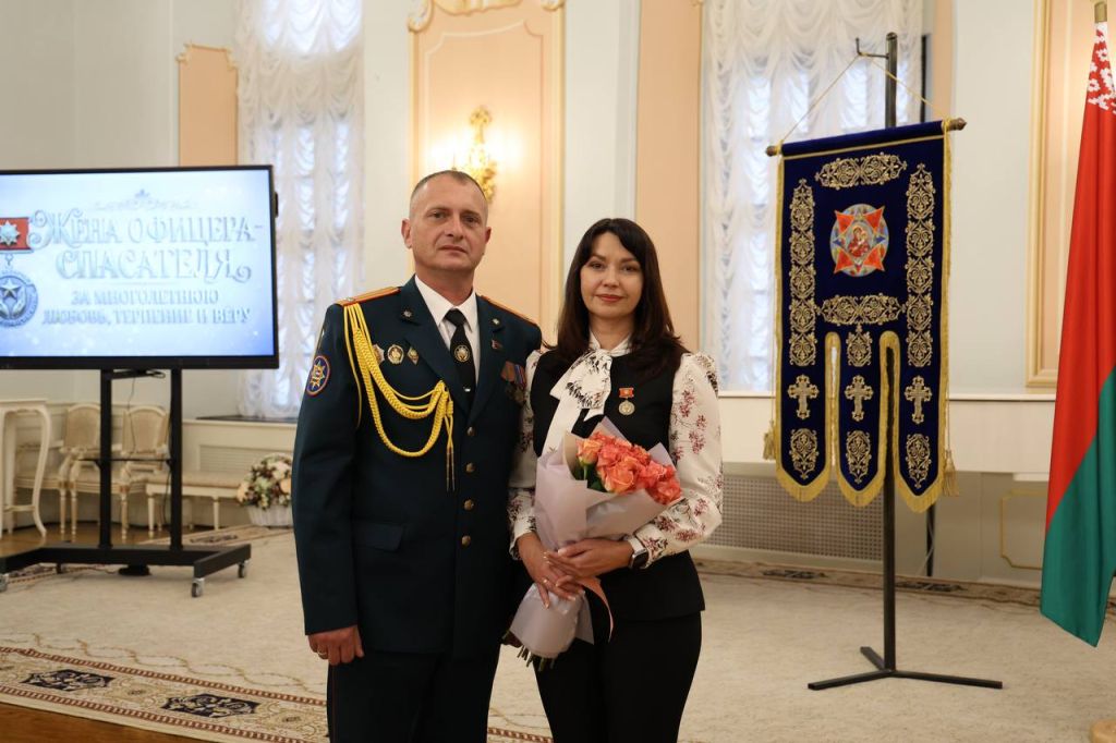 Жена офицера-спасателя: кто из Узды получил нагрудный знак МЧС