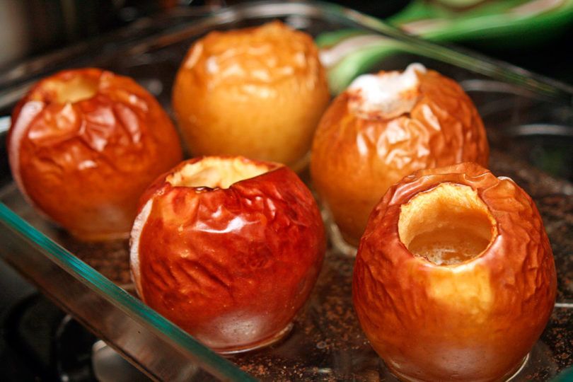 Запеченные яблоки в духовке: 5 рецептов с творогом, мюсли и сухофруктами